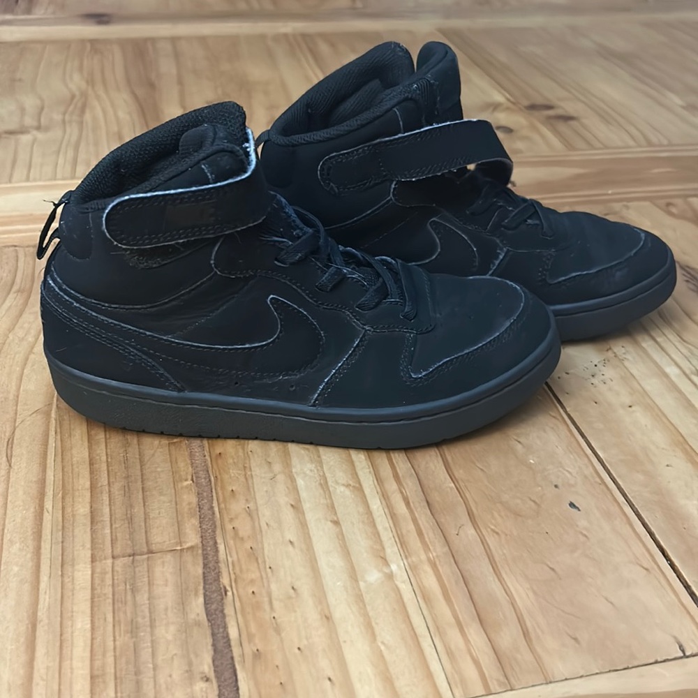 Boys size 2 nike mid top sneakers